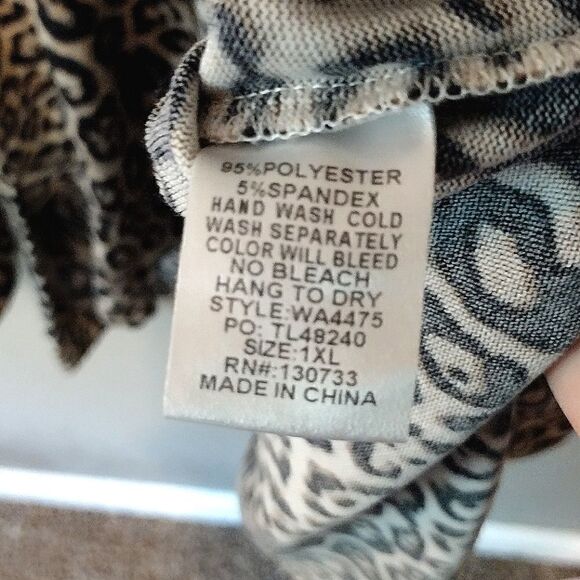 Umgee Women's Size 1XL Jaguar / Cheetah Print 3/4 Sleeve Side Slit Top - Picture 4 of 7